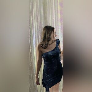 Windsor dress with one shoulder and fabric twisted on shoulder and end of dress